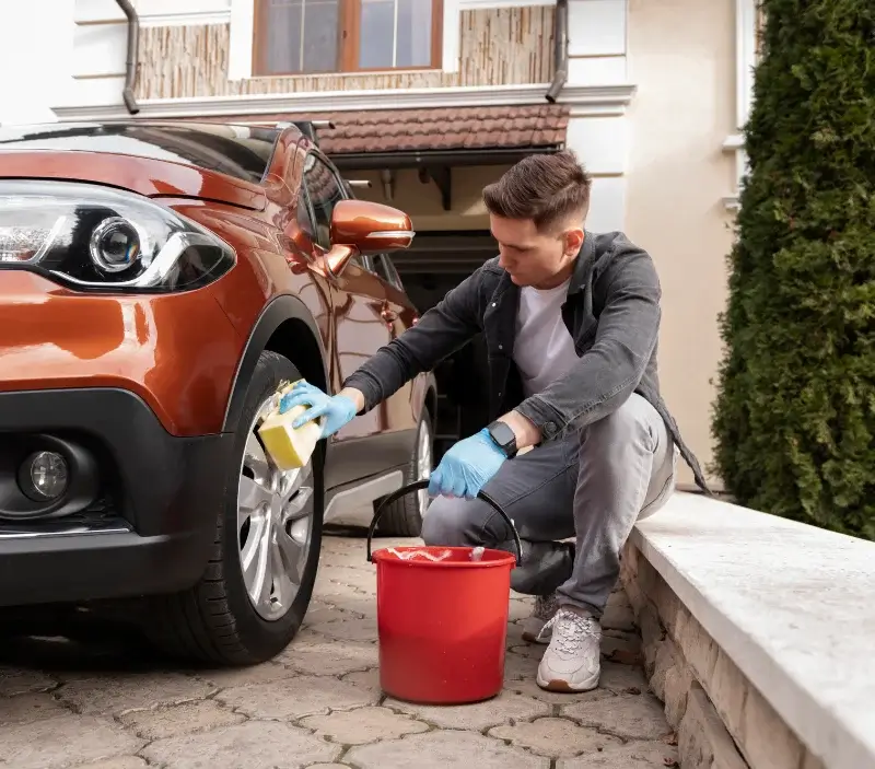 Lavage auto à domicile Massérac : professionnel intervenant sur un véhicule